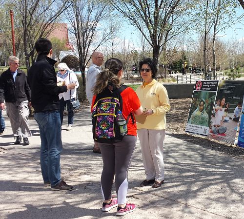 图2-3：加拿大温尼伯市中心，路人驻足了解法轮功