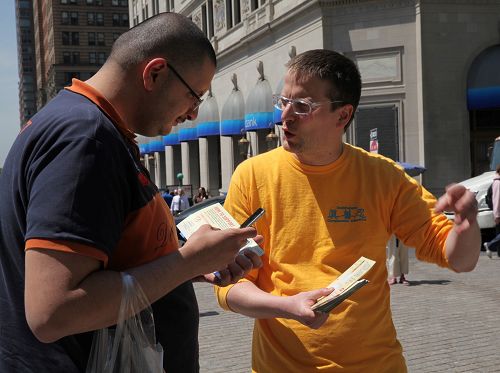 图1：法轮功学员给路人讲法轮功和中共迫害法轮功的真相