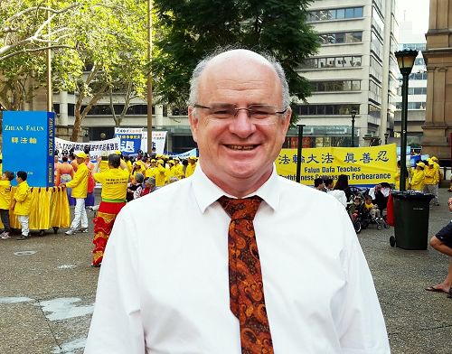 图22：市议员安德鲁•威尔逊（Andrew Wilson）非常高兴的祝愿世界法轮大法日！