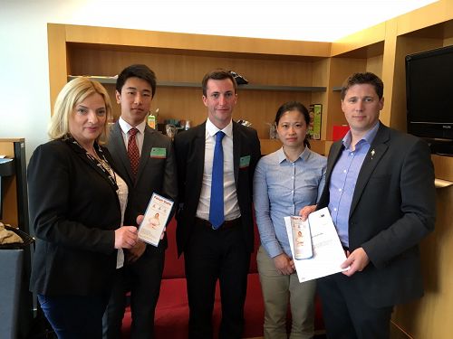 爱尔兰中学生小黎（左二）和另外两名法轮功学员在斯特拉斯堡拜访了爱尔兰欧洲议员利阿达（Liadh Ni Riada，左一）和卡瑟（Matt Carthy，右一）。