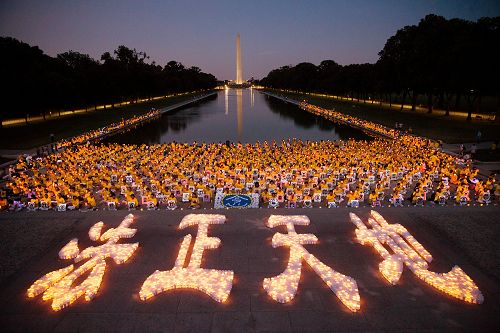 图11-12: 2016年7月14日,法轮功学员在林肯纪念堂前烛光夜悼