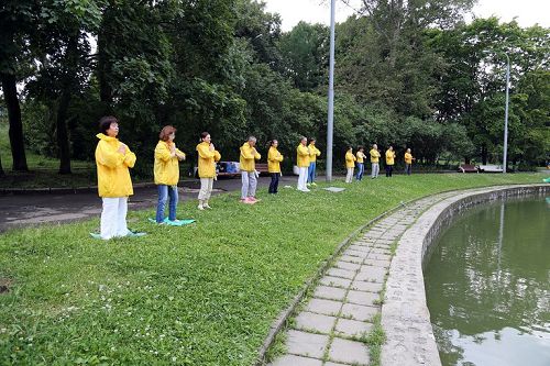 图1-4:二零一六年七月二十日,反迫害十七周年,莫斯科法轮功学员在中领馆附近举行了功法展示,向世人展现“真、善、忍”的美好与学员们大善大忍的精神,讲述法轮功的真相。