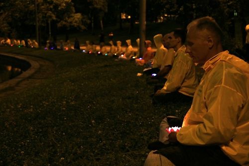 图6:傍晚,学员并举办烛光守夜活动,呼唤正义良知。