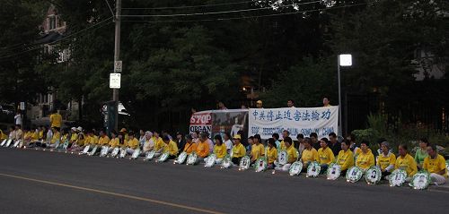 图7-8 ：晚上八点至十点四百多名法轮功学员参加了烛光悼念。