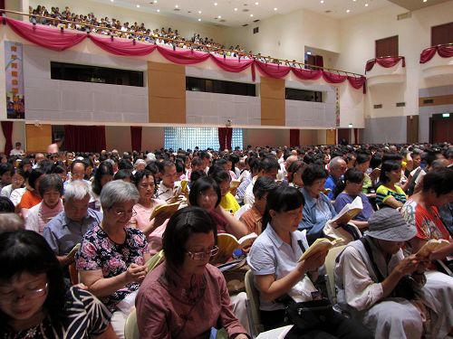 图2-5：台湾北区近一千八百名法轮功学员在台北剑潭青年活动中心举行集体学法交流活动。