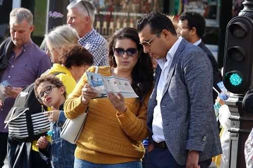 图25:巴黎民众在阅读真相传单