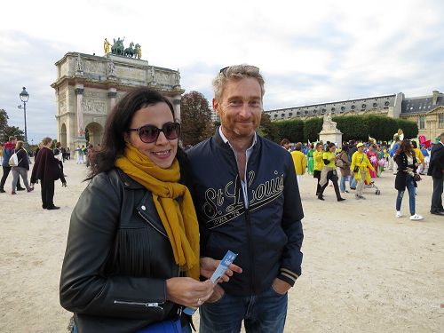 图26:Keitzel 夫妇 很高兴看到法轮功学员的游行队伍。