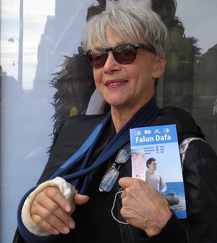 图27:雕塑家Joelle-Lionne看到游行的法轮功学员都在微笑,也很开心。