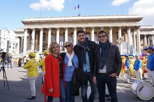 图28: Thibeau(右一),Josette女士(左二)和Alais女士(左一)很赞同法轮功的反迫害方式