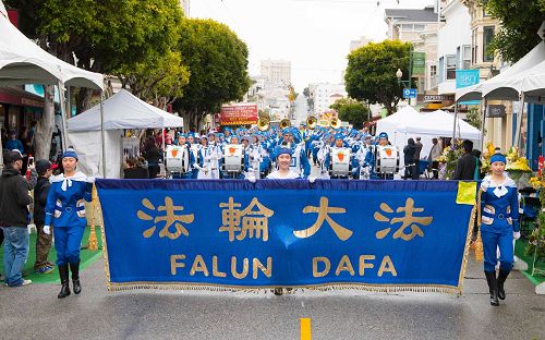 '图2：easter parade4　法轮功天国乐团受欢迎'