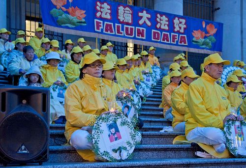 '图1~2:4月22日下午,温哥华法轮功学员在市中心艺术馆前举行大型法轮功功法演示和烛光守夜活动'