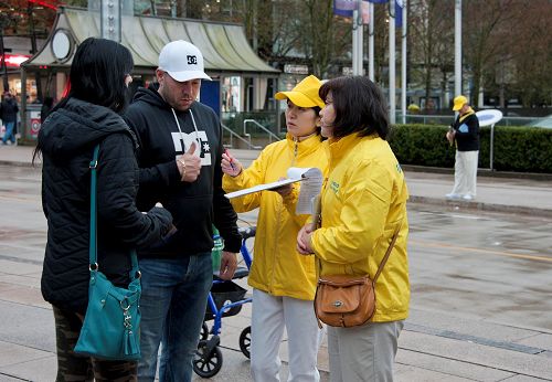 '图3~8:祥和的炼功场面吸引大批的市民停留观看,并纷纷签名表示支持法轮功学员的反迫害活动。'