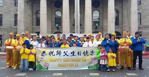 &#039图1：爱尔兰法轮功学员恭祝师父生日快乐&#039