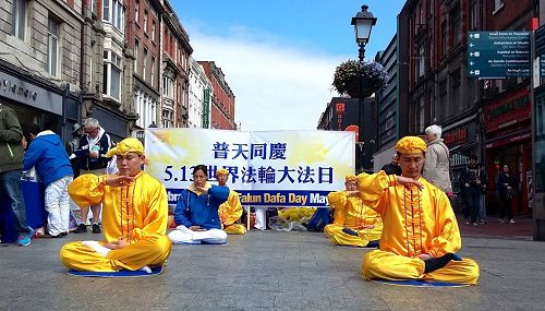 &#039图3～4：爱尔兰法轮功学员在都柏林市中心演示功法&#039