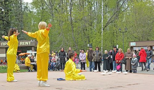 '图1~2:在莫斯科市菲利公园展示功法'