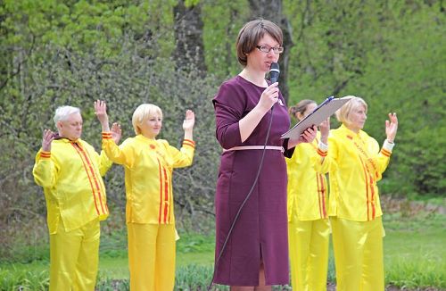 '图14:主持人当天向民众介绍法轮功的五套功法'