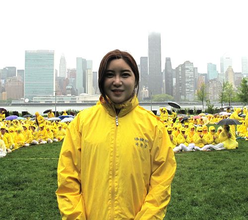 图：韩国法轮功学员金懿雅在纽约甘纯公园（Gantry Park）参加“大法洪传25 years”大型排字