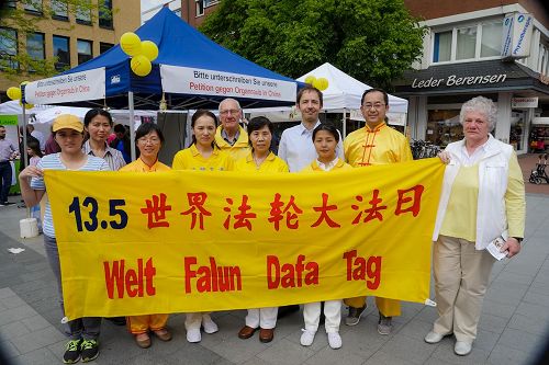 '图3：参加活动的法轮功学员合影，庆祝世界法轮大法日'