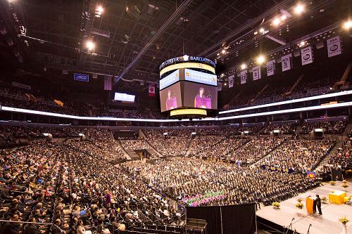 '图1：二零一七年五月十四日，逾万名来自五十八个国家和地区，不同族裔、不同文化背景的法轮功学员参加了“2017纽约法轮大法修炼心得交流会”。'
