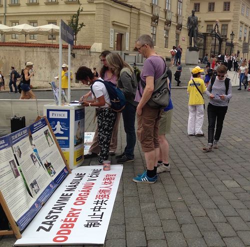 '图6~7:游客排队在征签簿上签名'