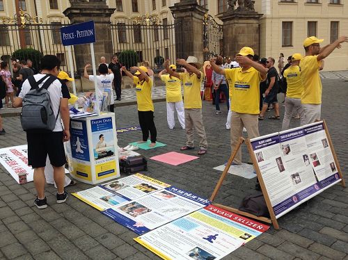 '图8:一民众询问更多真相资料'