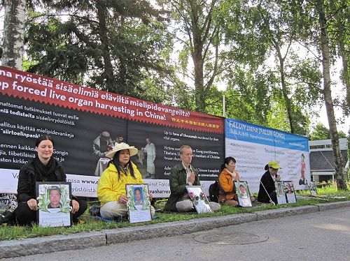 '图1~2:“七二零”反迫害十八周年之际,二零一七年七月二十日上午,法轮功学员来到芬兰中领馆前和平抗议,要求停止迫害。'