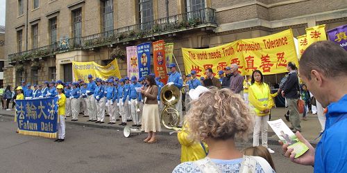 '图6~8:在剑桥市政府大楼前举行集会和新闻发布会'