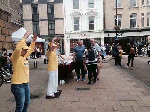 '图9~14:法轮功学员在市政府前和民众交谈,征集反迫害签名'