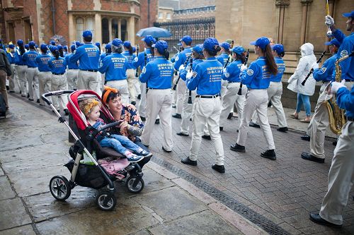 '图15~19:游行队伍经过剑桥的中心城区街道'