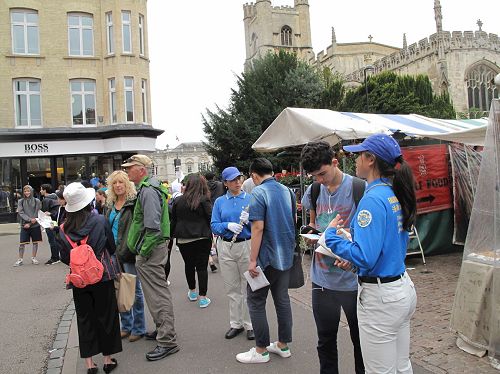 '图20~21:来自德国的天国乐团成员向中国人讲真相'