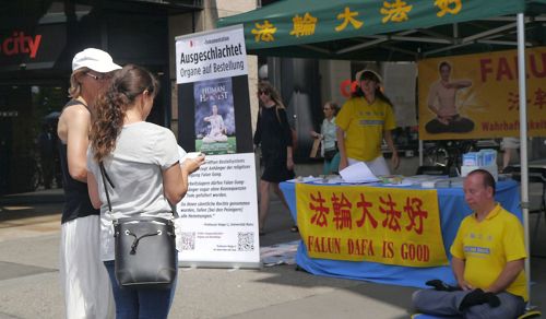 '图1：路人驻足了解更多法轮功真相'