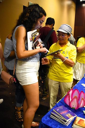 '图1~4:法轮功社团成员向ASU学生介绍法轮功相关讯息'