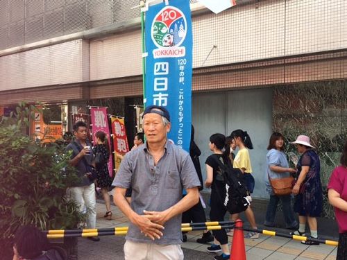 '图10:看到法轮功学员们舒缓、祥和的炼功动作,飞永先生(Mr.Tobinaga)边看边跟着学员一起炼了起来。他说:“噢,原来有这么多人炼法轮功啊!”'