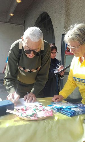 &#039图1～3：九月二十三日，法国西部法轮功学员在莱塞比耶市的一集市上进行了介绍法轮功和讲真相的活动&#039