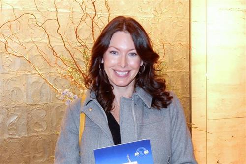 '图12：曾经登上《时代》杂志封面的国际知名模特迪尔德尔·萨尔泽（Deirdre Seltzer）在林肯中心观看了一月十四日晚的神韵演出。'