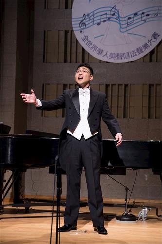 '图4：男声组金奖获得选手古韵十一月十日在新唐人第七届全世界华人美声唱法声乐大赛决赛中演唱。'