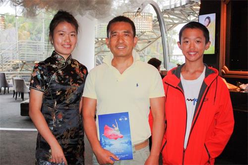 '图14：前大陆交响乐团小提琴手谢宏携一对儿女观赏了美国神韵国际艺术团在悉尼Lyric剧院的最后一场演出。'