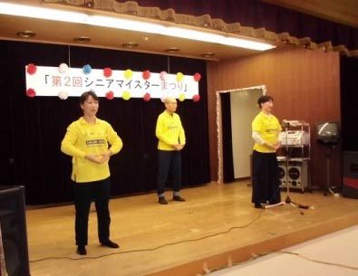 法轮功学员在日本大阪府次木市的“老年文化发表会”上演示功法