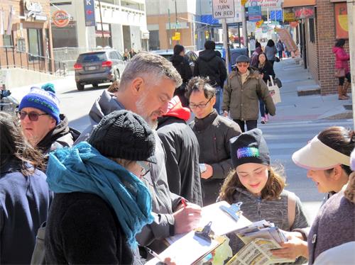 &#039图5：马克与太太和女儿都对法轮功饶有兴趣。&#039