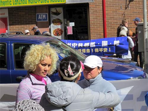 &#039图6：莉丝（左）与她的朋友聚精会神地听学员介绍从法轮功身心受益的经历。&#039