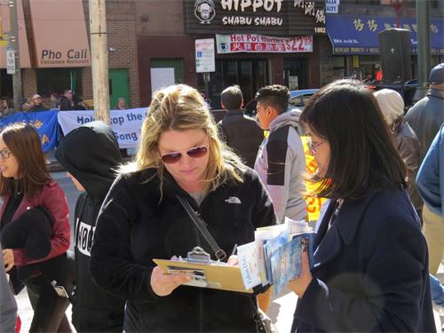 &#039图7：艾米（左）希望对法轮功的人权迫害能早日结束。&#039