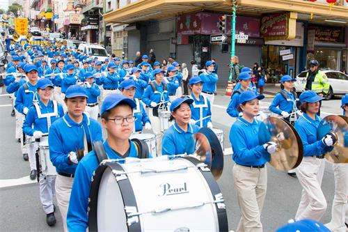 '图2~3:游行队伍由法轮功美西天国乐团引领'