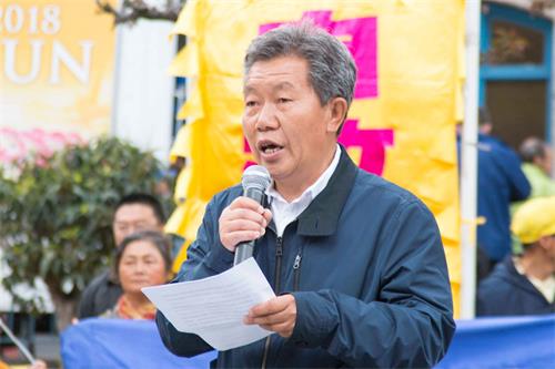 '图33:旧金山旅游景点退党义工韩华和太太五年来已帮助几万中国人三退'