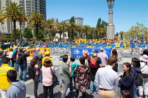 '图28：民众在观看表演'