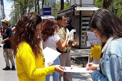 '图6~12:民众在要求中共停止活摘器官的请愿信上签名'