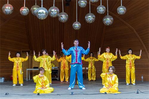 '图6~7:舞台上功法展示'