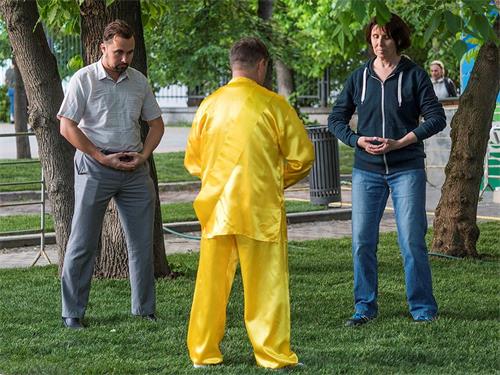 '图9:民众当场学炼法轮功'