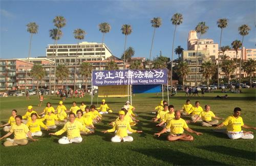 &#039图5～6：加州圣地亚哥法轮功学员在当地著名景点拉荷亚海滩（La?Jolla?Cove）举行集体炼功&#039