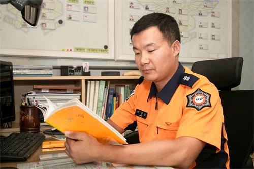 &#039图2：辛相教在阅读法轮功书籍。&#039