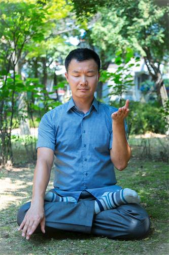 &#039图3：辛相教正在炼法轮功第五套功法。&#039